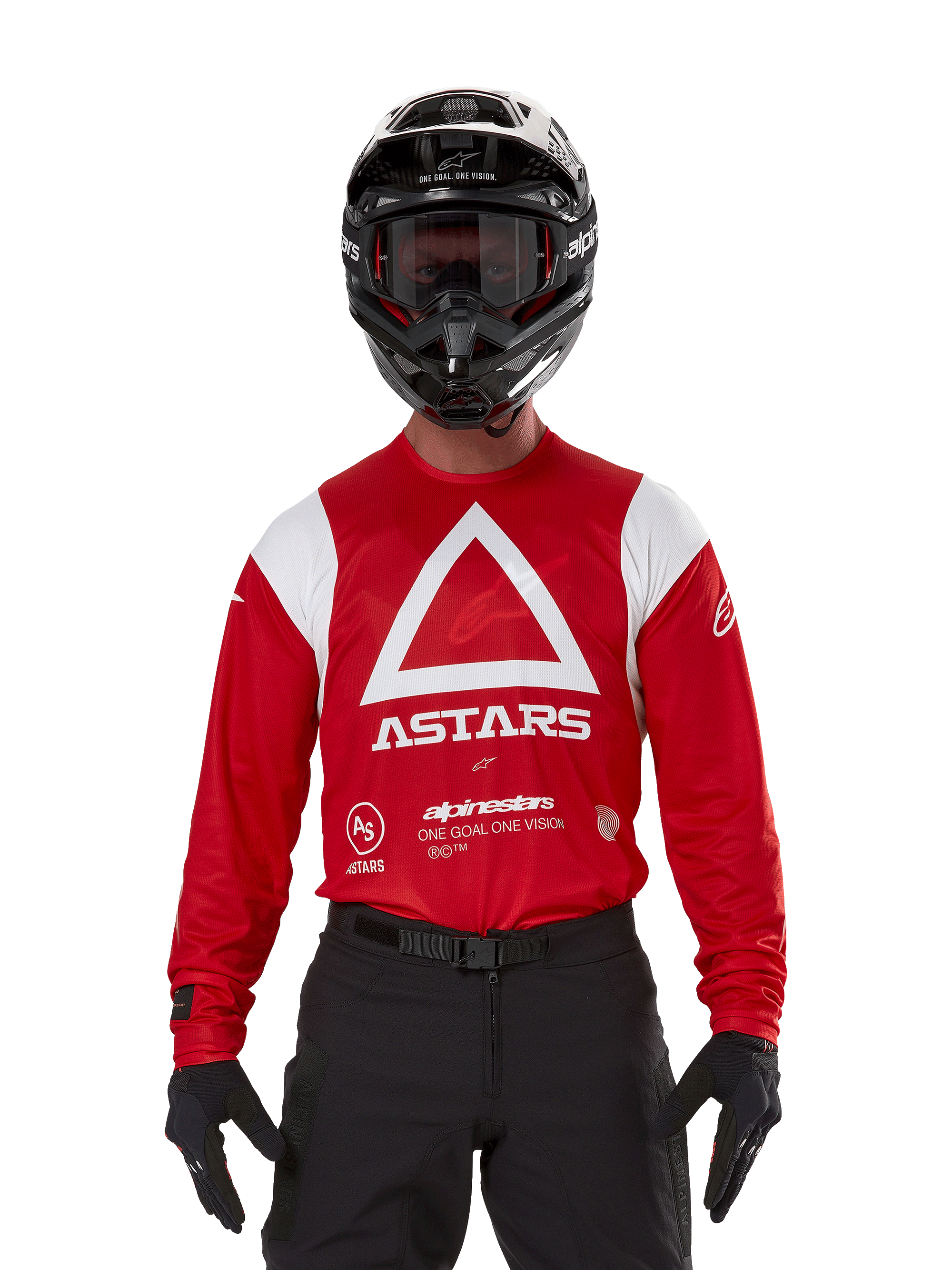 Kierowca motocrossowy w koszulce Alpinestars Techdura Jersey, jasnoczerwona z białą grafiką, duży biały trójkąt i logo ASTARS na klatce piersiowej, czarny kask, czarne gogle i czarny strój, zestaw do jazdy enduro i off-road