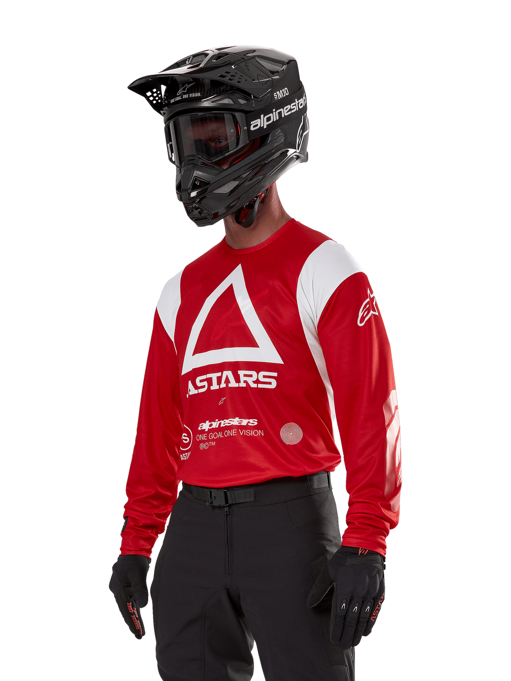 Alpinestars Techdura Jersey, koszulka motocrossowa, jaskrawoczerwona i biała, z wyraźnym wzorem białego trójkąta i brandingiem ASTARS, noszona z czarnym kaskiem i rękawicami, wytrzymała i odprowadzająca wilgoć odzież terenowa