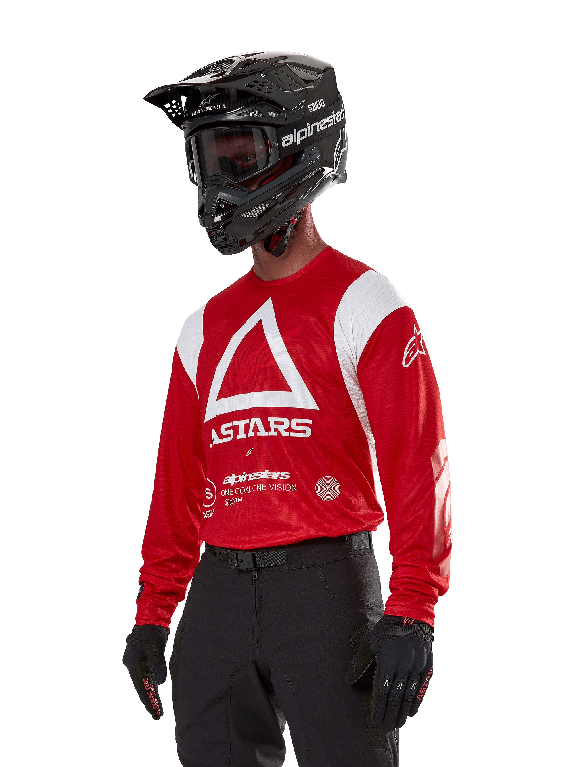 Alpinestars Techdura Jersey, koszulka motocrossowa, jaskrawoczerwona i biała, z wyraźnym wzorem białego trójkąta i brandingiem ASTARS, noszona z czarnym kaskiem i rękawicami, wytrzymała i odprowadzająca wilgoć odzież terenowa
