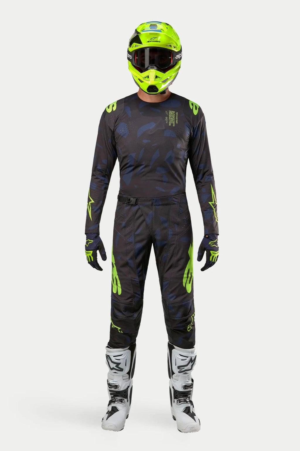 Zestaw odzieży motocrossowej Alpinestars Techstar Rantera 2024, koszulka i spodnie w kolorze czarnym, granatowym i fluorescencyjnym żółtym, neonowy żółty kask i białe buty, wyraziste żółte logo i techniczne panele z siatki.