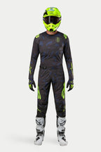Zestaw odzieży motocrossowej Alpinestars Techstar Rantera 2024, koszulka i spodnie w kolorze czarnym, granatowym i fluorescencyjnym żółtym, neonowy żółty kask i białe buty, wyraziste żółte logo i techniczne panele z siatki.