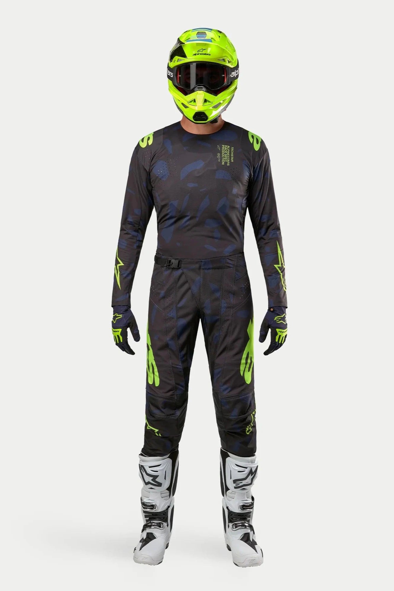 Zestaw odzieży motocrossowej Alpinestars Techstar Rantera 2024, koszulka i spodnie w kolorze czarnym, granatowym i fluorescencyjnym żółtym, neonowy żółty kask i białe buty, wyraziste żółte logo i techniczne panele z siatki.