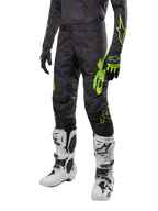 Spodnie Alpinestars 2024 Techstar Rantera, spodnie motocrossowe, czarno-granatowe z neonowym żółtym, z granatowym wzorem kamuflażu i neonowym logo, zestawione z pasującymi rękawicami i białymi butami, wytrzymały wyścigowy krój do jazdy off-road