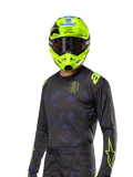Koszulka Alpinestars Techstar Rantera 2024, koszulka motocrossowa, czarno-granatowa z abstrakcyjnymi wzorami i neonowożółtymi akcentami, noszona z pasującym neonowożółtym kaskiem, sportowy krój do jazdy terenowej