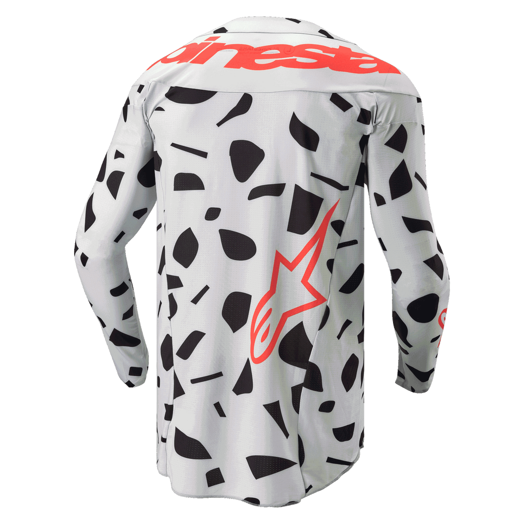 Koszulka Alpinestars Techstar Rantera 2024, widok z tyłu, koszulka motocrossowa z długim rękawem, szare moro (Haze Gray Camo) w czarne abstrakcyjne wzory, duży czerwony napis Alpinestars na barkach i czerwone logo gwiazdy na dole, zaprojektowana do jazdy terenowej