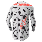 Koszulka Alpinestars Techstar Rantera 2024, widok z tyłu, koszulka motocrossowa z długim rękawem, szare moro (Haze Gray Camo) w czarne abstrakcyjne wzory, duży czerwony napis Alpinestars na barkach i czerwone logo gwiazdy na dole, zaprojektowana do jazdy terenowej