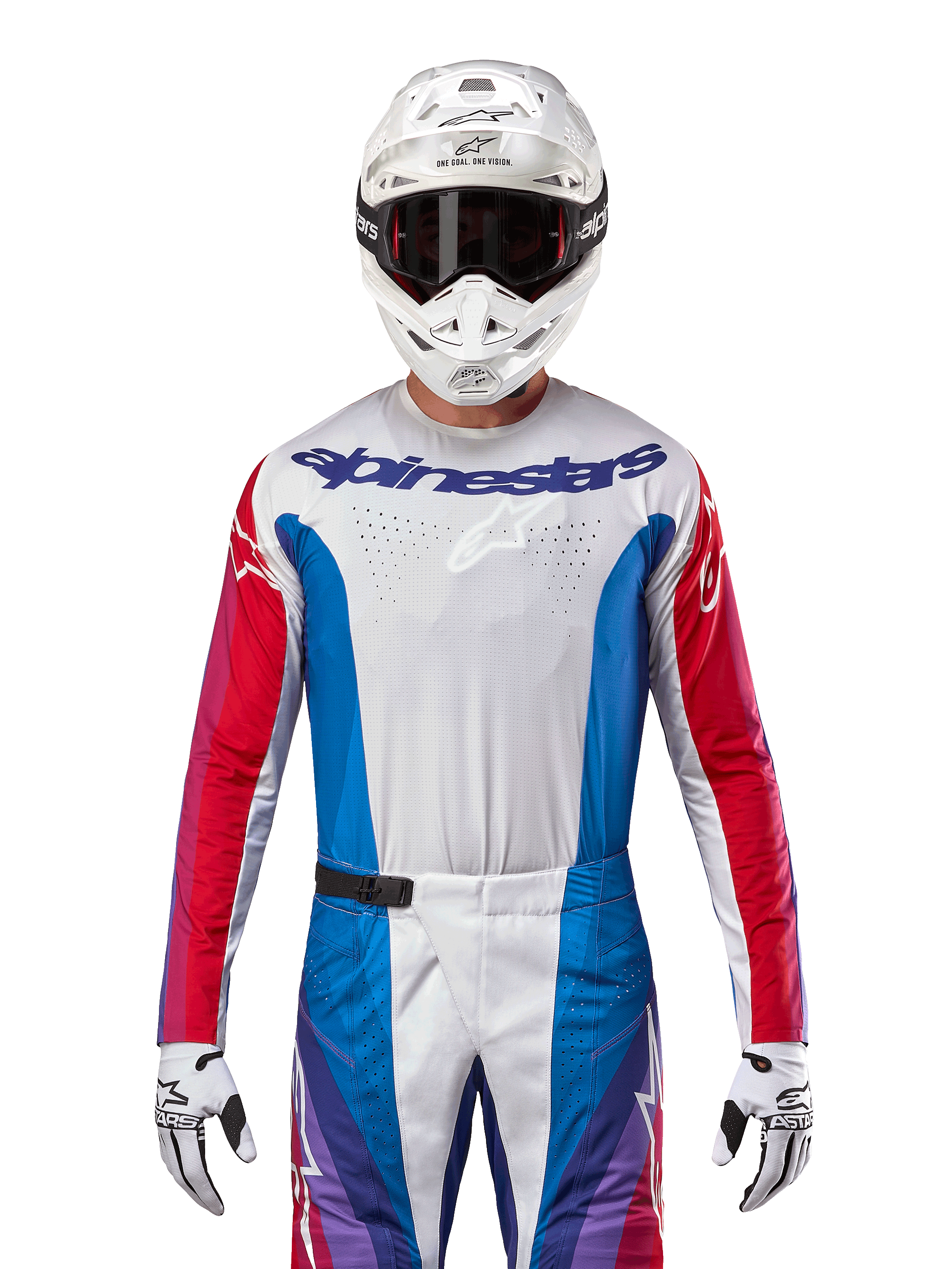 Alpinestars 2024 Techstar Pneuma Jersey, koszulka motocrossowa, niebieska, czerwona (Mars Red) i biała, widok z przodu na zawodniku w białym kasku i rękawicach, laserowo wycinane perforacje na klatce piersiowej i wyraźne logo, sportowa odzież wyścigowa do jazdy terenowej