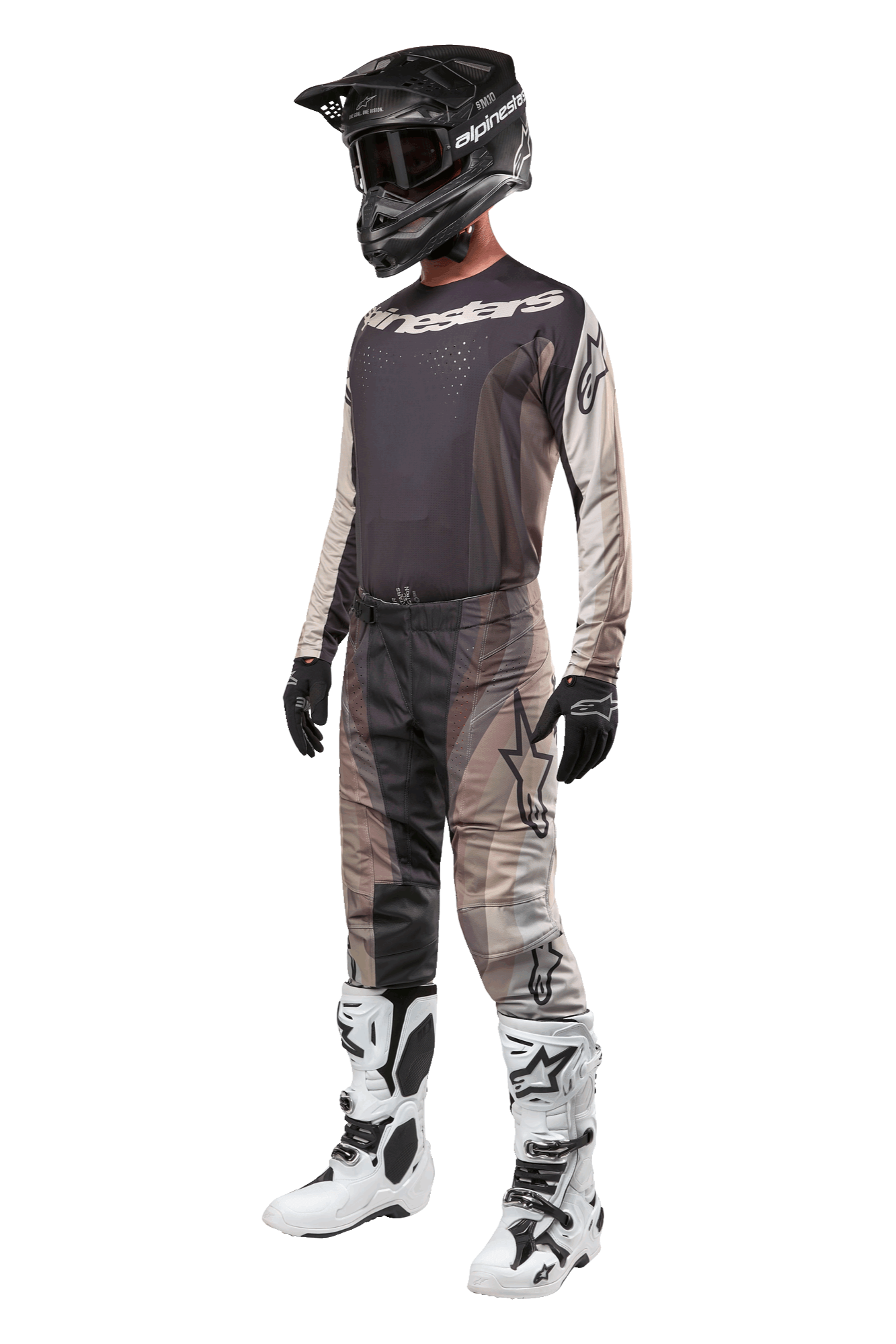 Kierowca motocrossowy w pełnym stroju wyścigowym, koszulka 2024 Techstar Pneuma w kolorach Dark Sand i Iron Dust Gray, pasujące wzorzyste spodnie motocrossowe, czarny kask z goglami, biało-czarne buty, czarne rękawice, skoordynowany zestaw do wyścigów terenowych