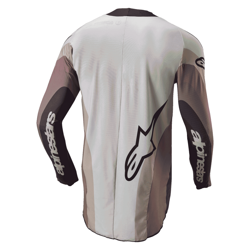 Alpinestars 2024 Techstar Pneuma Jersey, koszulka motocrossowa, widok z tyłu w kolorze Dark Sand Iron Dust Gray, z dużym logo Alpinestars i brandingiem na rękawach, sportowy krój z kolorowymi panelami i przedłużonym tyłem.