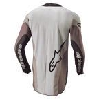 Alpinestars 2024 Techstar Pneuma Jersey, koszulka motocrossowa, widok z tyłu w kolorze Dark Sand Iron Dust Gray, z dużym logo Alpinestars i brandingiem na rękawach, sportowy krój z kolorowymi panelami i przedłużonym tyłem.