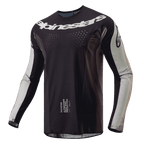 Alpinestars Techstar Pneuma Jersey 2024, koszulka motocrossowa, ciemny piaskowy i szary Iron Dust Gray, czarny korpus z jasnoszarymi panelami na rękawach, białe logo Alpinestars na klatce piersiowej, laserowo wycinane perforacje wentylacyjne, profesjonalna odzież off-road