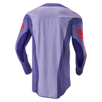 Alpinestars 2024 Techstar Ocuri Jersey, koszulka motocrossowa, fioletowa i jaskrawopomarańczowa, widok z tyłu z wielopanelową fioletową konstrukcją i pomarańczowymi grafikami logo na rękawach i ramionach, przedłużony tył zapewniający wydajność w wyścigach off-road.
