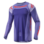 Alpinestars 2024 Techstar Ocuri Jersey, koszulka motocrossowa, fioletowa z jaskrawopomarańczowymi elementami, sportowy krój z długim rękawem i laserowo wycinanymi perforacjami, wyraziste pomarańczowe logo na klatce piersiowej i rękawach, odprowadzający wilgoć materiał poliestrowy do wyścigów terenowych