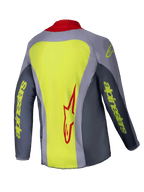 Alpinestars 2025 Youth Racer Melt Jersey, koszulka motocrossowa, jasnoczerwona i szara z neonowożółtymi akcentami, widok z tyłu przedstawiający duży neonowożółty panel z czerwonym logo Alpinestars, szare rękawy z żółtym napisem marki i czerwony kołnierzyk, lekka odzież techniczna do wyścigów terenowych