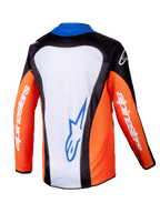 Alpinestars 2025 Youth Racer Melt Jersey, koszulka motocrossowa, pomarańczowo-niebiesko-biała, widok z tyłu pokazujący biały panel z niebieskim logo, pomarańczowe rękawy z białym brandingiem, ergonomiczny design do jazdy terenowej dla młodzieży