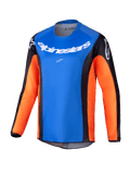 Alpinestars Youth Racer Melt Jersey 2025, młodzieżowa koszulka motocrossowa z długim rękawem, jasnoniebieski przód, pomarańczowe rękawy i czarne panele boczne, białe logo Alpinestars na klatce piersiowej i ramionach, lekki materiał odprowadzający wilgoć do młodzieżowej jazdy terenowej