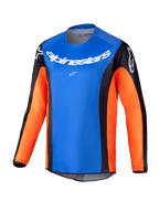 Alpinestars Youth Racer Melt Jersey 2025, młodzieżowa koszulka motocrossowa z długim rękawem, jasnoniebieski przód, pomarańczowe rękawy i czarne panele boczne, białe logo Alpinestars na klatce piersiowej i ramionach, lekki materiał odprowadzający wilgoć do młodzieżowej jazdy terenowej