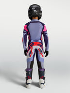 Alpinestars Youth Supertech Dyna Gear Set, młodzieżowy zestaw do wyścigów motocrossowych, fioletowy i różowy, lekka koszulka z elastycznej siatki, widok z tyłu.
