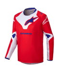 Alpinestars Youth Racer Veil Jersey 2025, młodzieżowa koszulka motocrossowa, czerwona z białymi i niebieskimi akcentami, długi rękaw, materiał odprowadzający wilgoć, duże logo Alpinestars na klatce piersiowej i ramionach, niebieski kołnierz, wyczynowa odzież terenowa