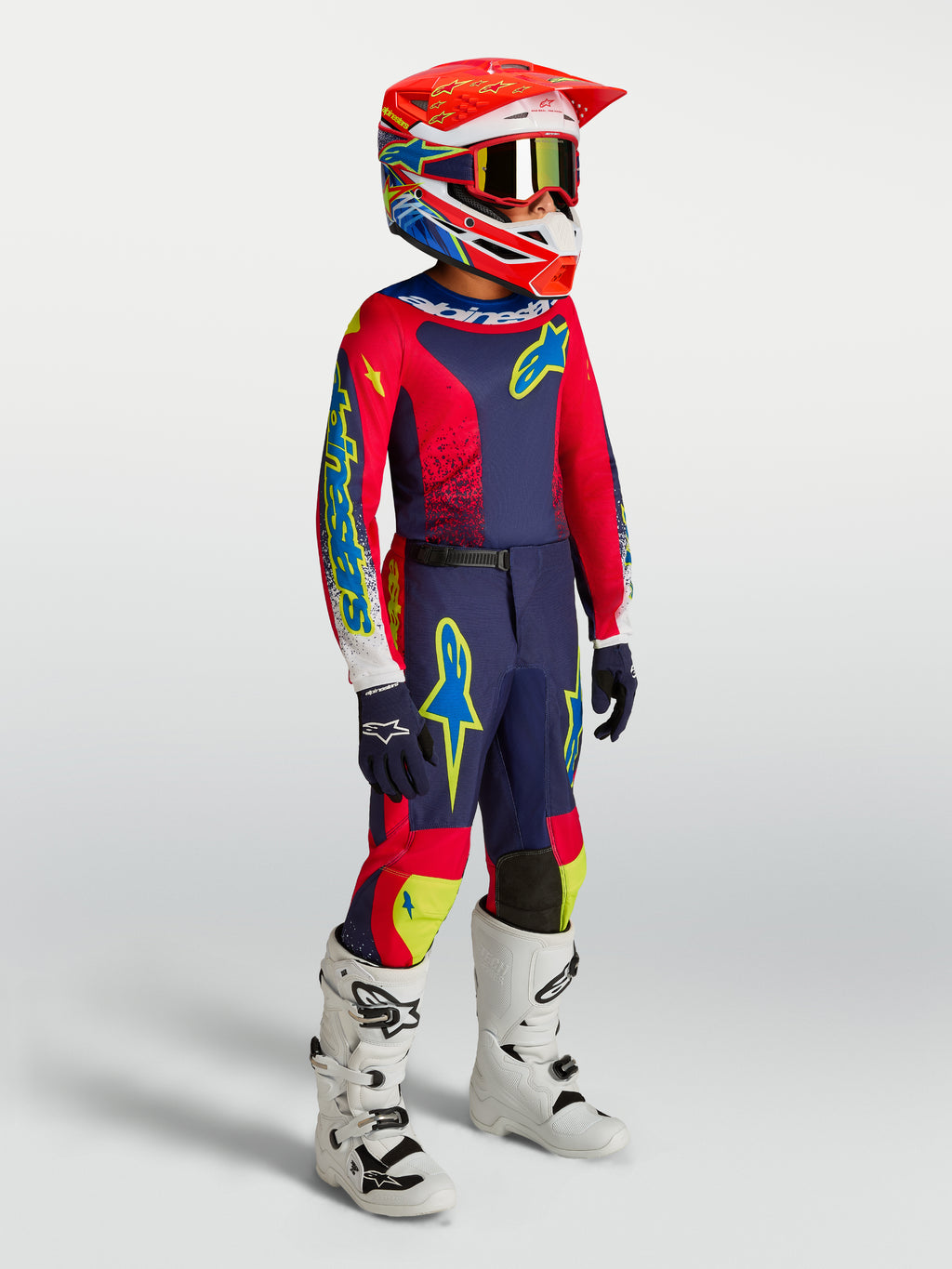 Alpinestars 2027 Youth Fluid Drag Gear Set, młodzieżowy zestaw motocrossowy, granatowy i czerwony, białe buty.