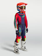 Alpinestars 2027 Youth Fluid Drag Gear Set, młodzieżowy zestaw motocrossowy, granatowy i czerwony, białe buty.