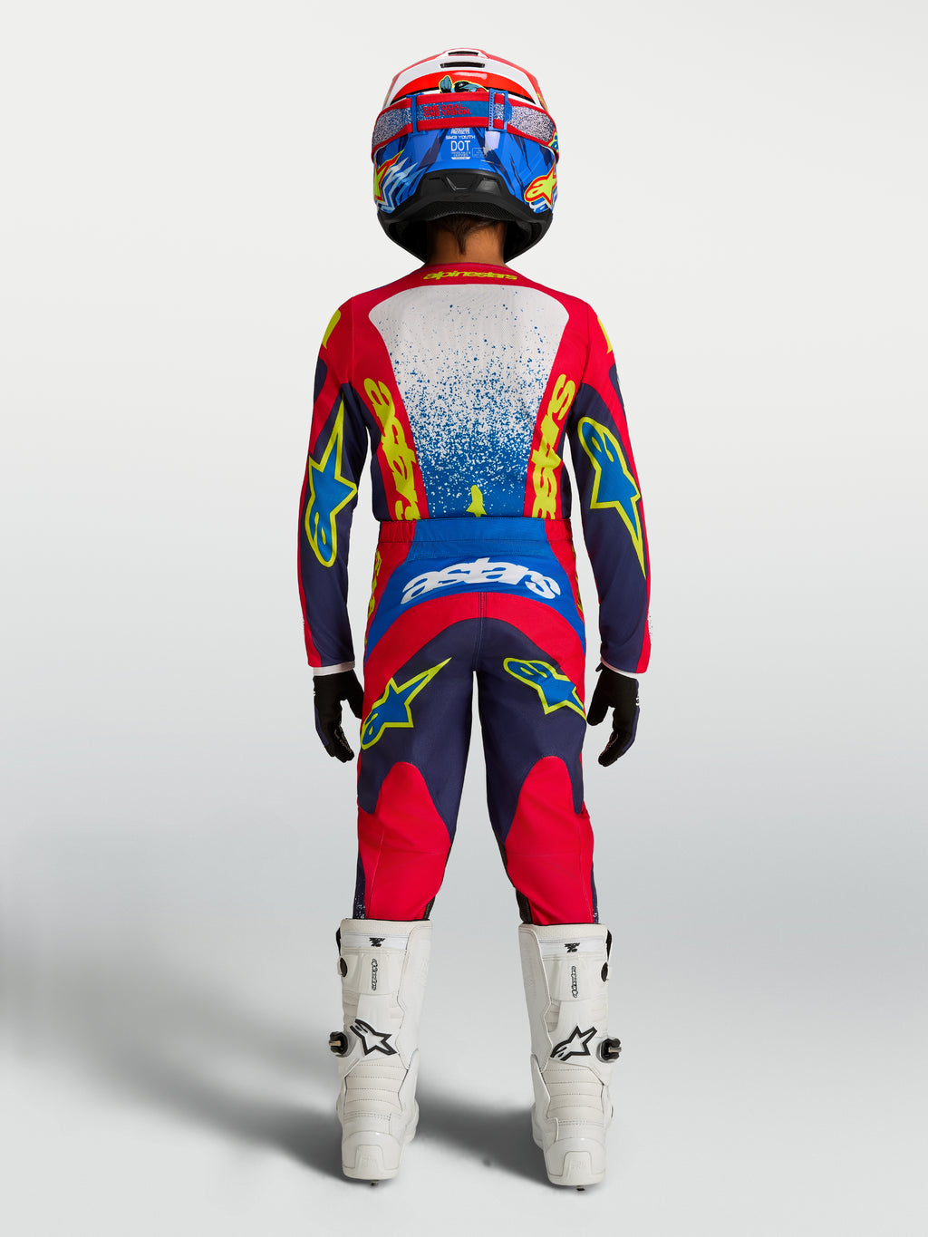 Alpinestars Młodzieżowy zestaw i koszulka Fluid Drag 2027, granatowy i czerwony strój motocrossowy, widok z tyłu na zawodniku.