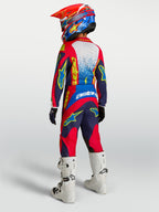 Alpinestars 2027 Youth Fluid Drag, granatowo-czerwony młodzieżowy zestaw motocrossowy, widok z tyłu, białe buty.