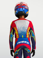 Alpinestars koszulka Fluid Drag młodzieżowe, koszulka motocrossowa, niebieska i czerwona, widok z tyłu na ergonomiczny krój wyścigowy.