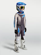 Alpinestars Youth Fluid Drag, młodzieżowy zestaw odzieży i koszulka motocrossowa, szary i niebieski, białe buty, grafika Drag, jazda terenowa MX.