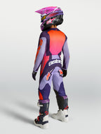 Alpinestars Fluid Hunt młodzieżowe 2027, koszulka i zestaw, fioletowy i różowy fluo, widok z tyłu na ubiór do motocrossu.