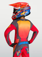 Młodzieżowa koszulka Alpinestars Youth Fluid Hunt, czerwona i szara, sportowy krój motocrossowy, widok od tyłu na modelu.