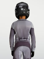 Alpinestars koszulka Fluid Amber 2027, młodzieżowa koszulka motocrossowa, szaro-piaskowa, oddychający materiał, widok z tyłu