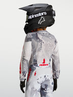 Koszulka Alpinestars Fluid Lone Młodzieżowe, szary kamuflaż i czerwony, widok z tyłu pokazujący ergonomiczny krój i wydłużony tył, profesjonalna odzież motocrossowa