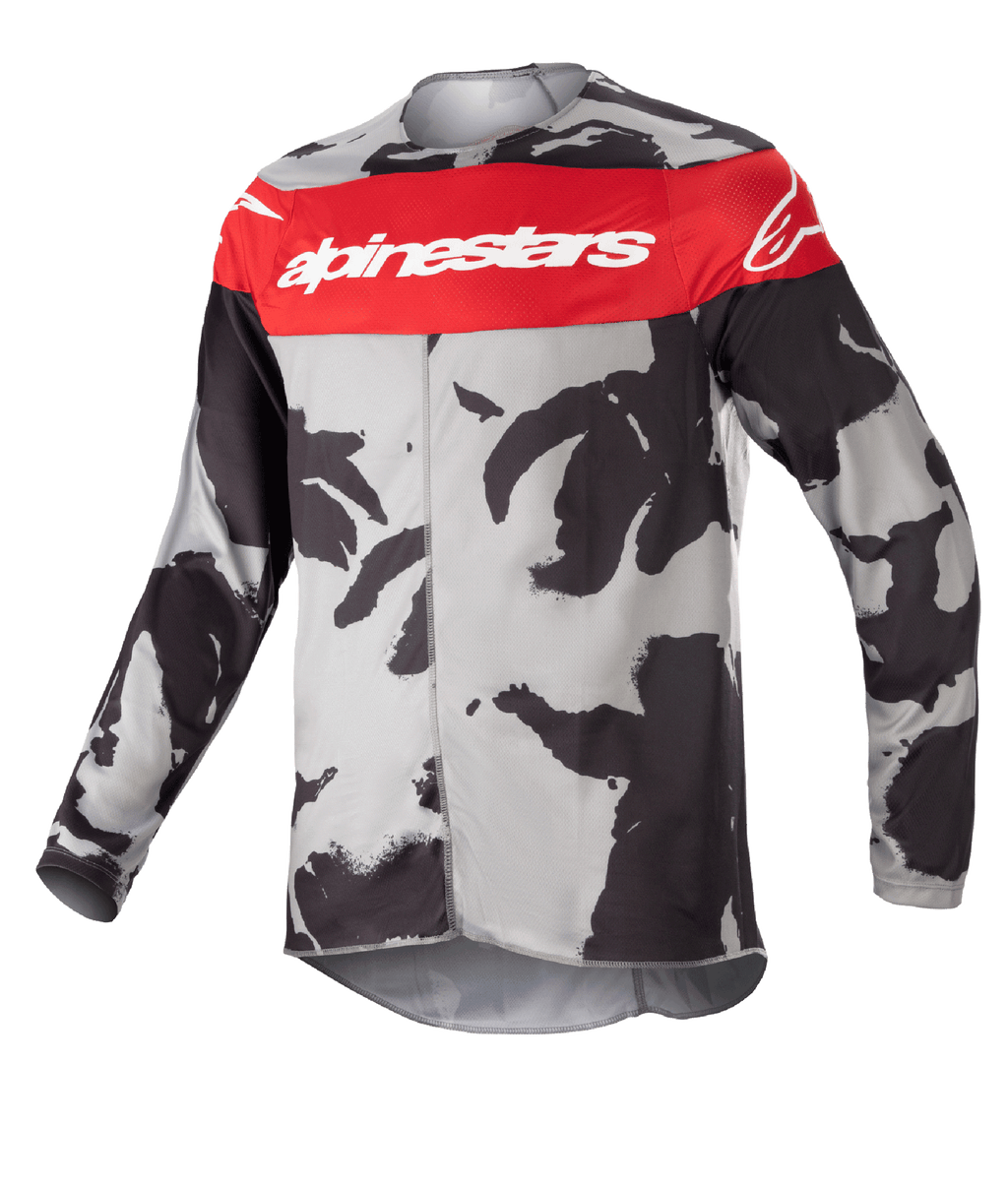 Alpinestars Youth 2023 Racer Tactical Jersey, młodzieżowa koszulka motocrossowa, kolorystyka Cast Gray Camo i Mars Red, poziomy czerwony pas na piersi z białym logo Alpinestars, szaro-czarny wzór moro, lekki materiał odprowadzający wilgoć do jazdy terenowej