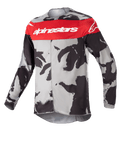Alpinestars Youth 2023 Racer Tactical Jersey, młodzieżowa koszulka motocrossowa, kolorystyka Cast Gray Camo i Mars Red, poziomy czerwony pas na piersi z białym logo Alpinestars, szaro-czarny wzór moro, lekki materiał odprowadzający wilgoć do jazdy terenowej