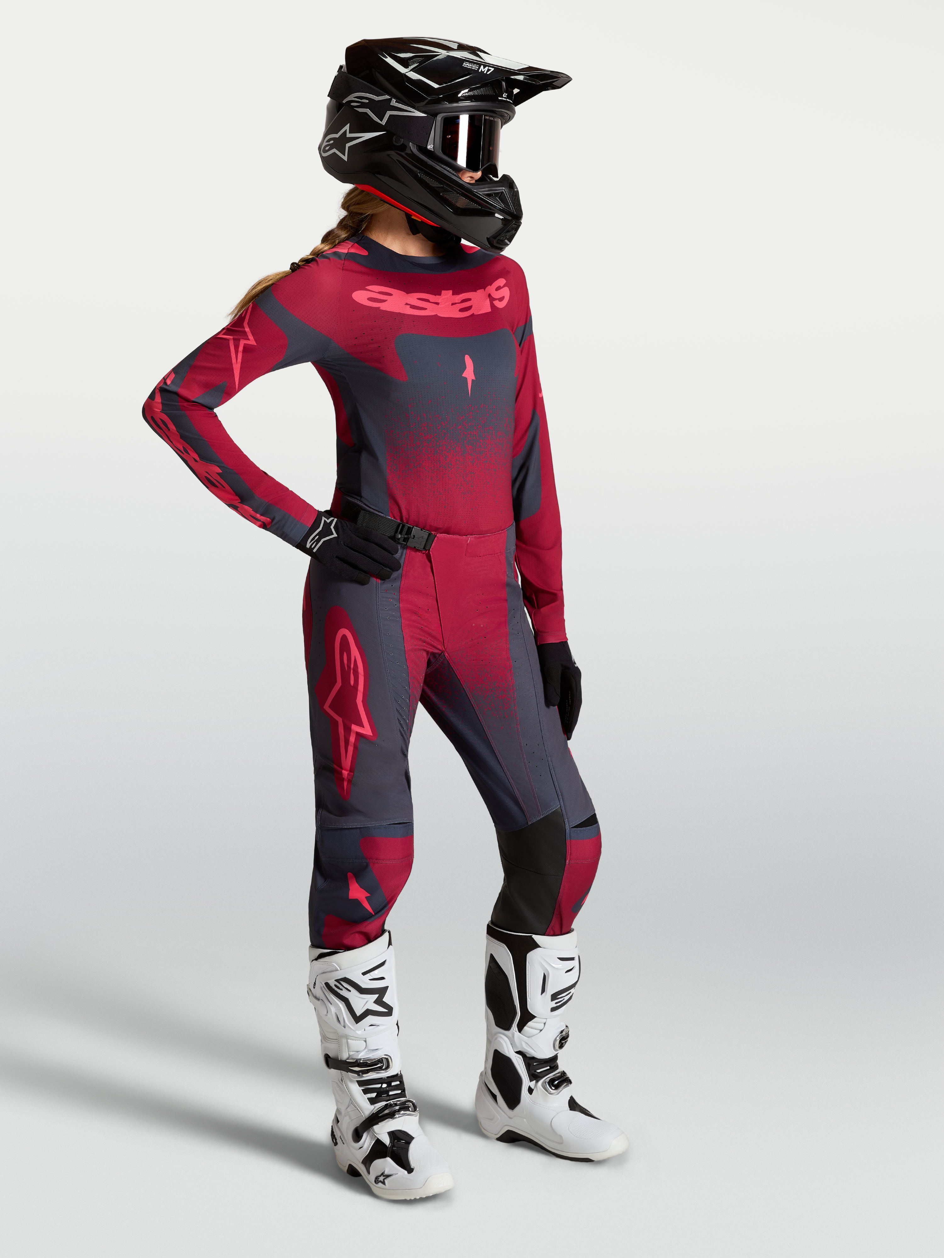 Alpinestars Stella Techstar Swan Gear Set oraz Spodnie Stella Techstar Swan, damska odzież motocrossowa, kolor karmazynowy i szary, modelka w kasku i białych butach.