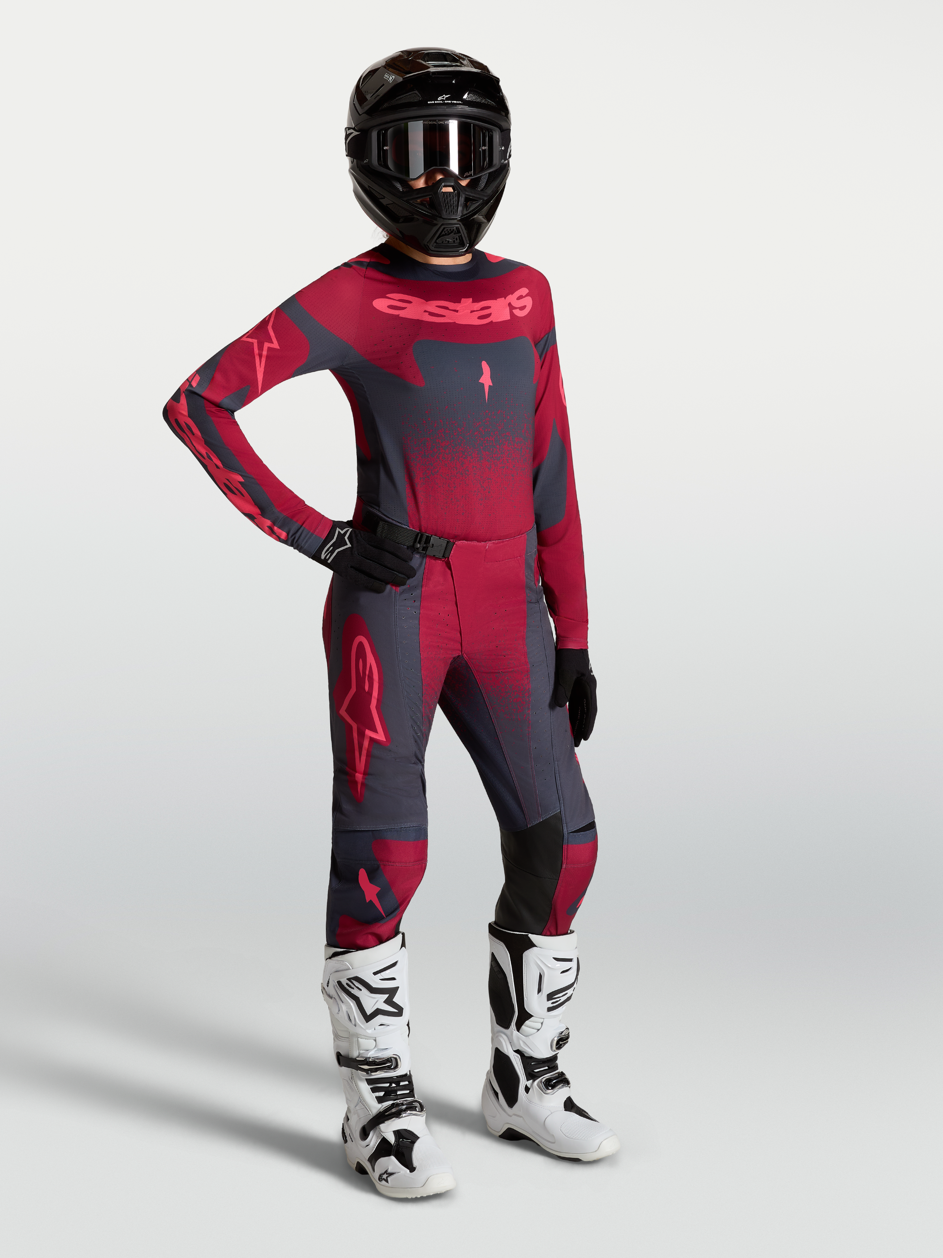 Alpinestars Stella Techstar Swan, damski strój motocrossowy, koszulka i spodnie, czerwone i szare, białe buty motocyklowe.