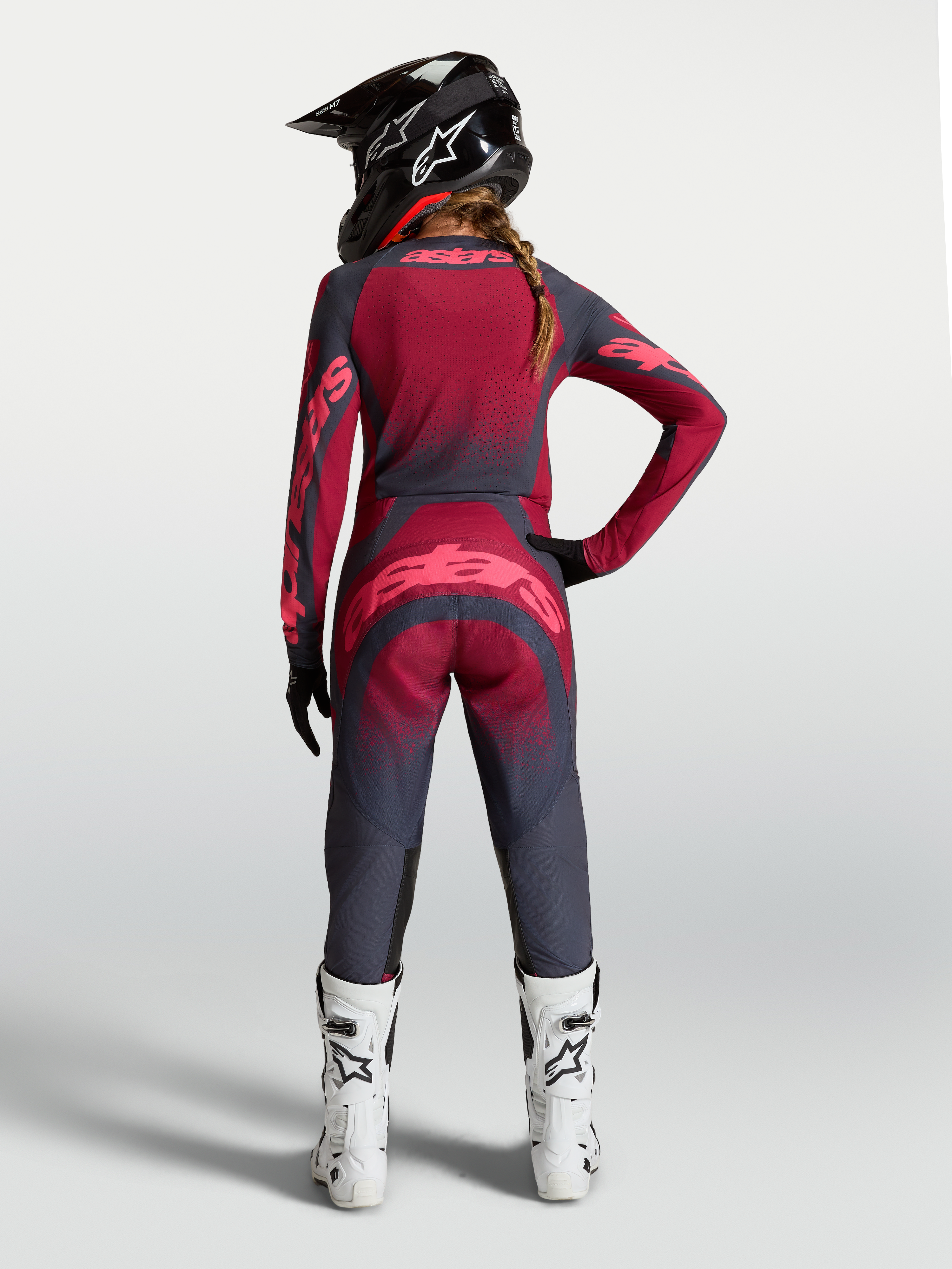 Alpinestars Stella Techstar Swan Gear Set i spodnie, damski zestaw motocrossowy, ciemnoszary i czerwony, widok z tyłu.