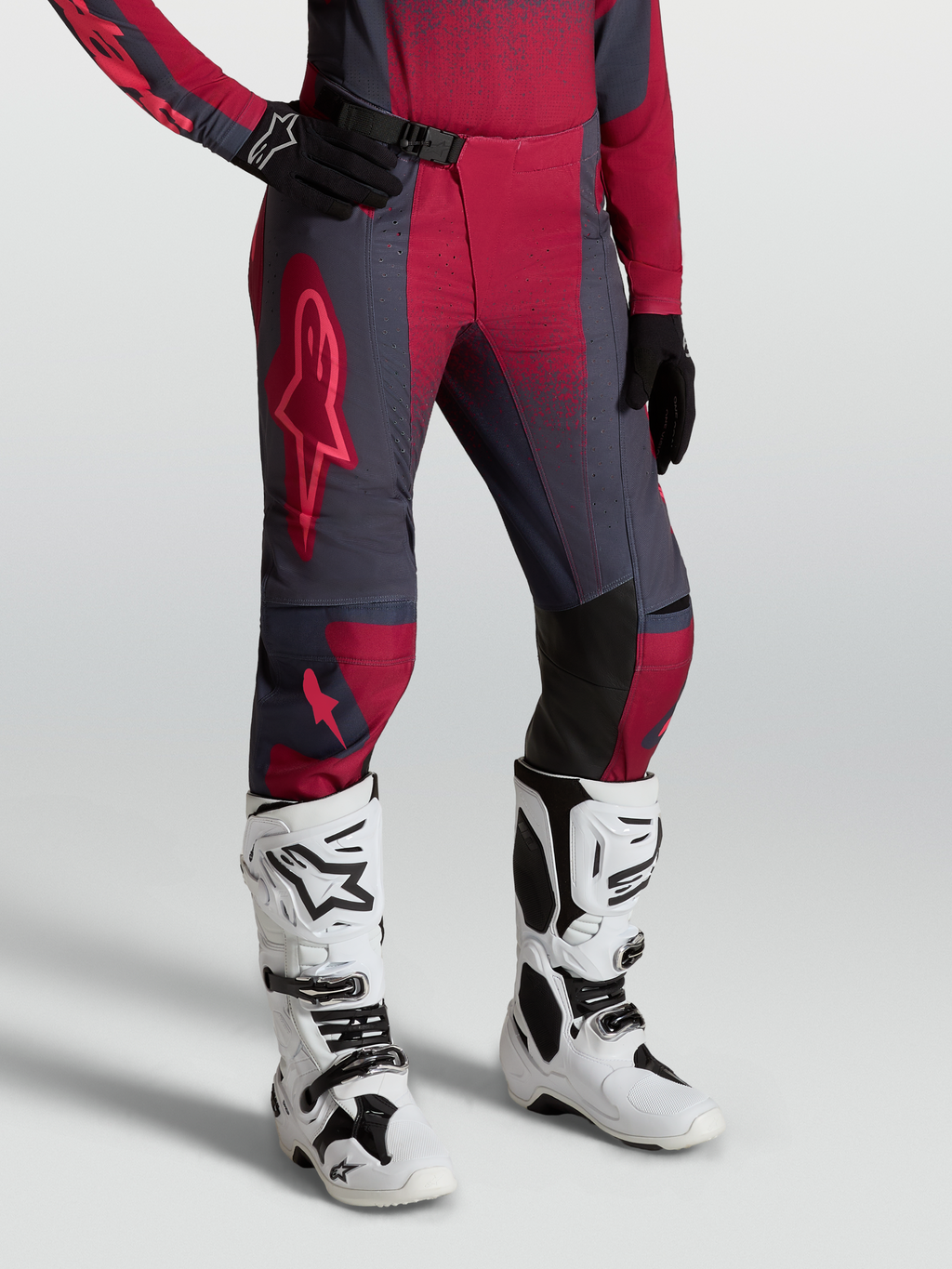 Alpinestars Stella Techstar Swan, damskie spodnie motocrossowe, czerwone i ciemnoszare, białe buty Tech 10.