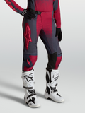 Alpinestars Stella Techstar Swan, damskie spodnie motocrossowe, czerwone i ciemnoszare, białe buty Tech 10.