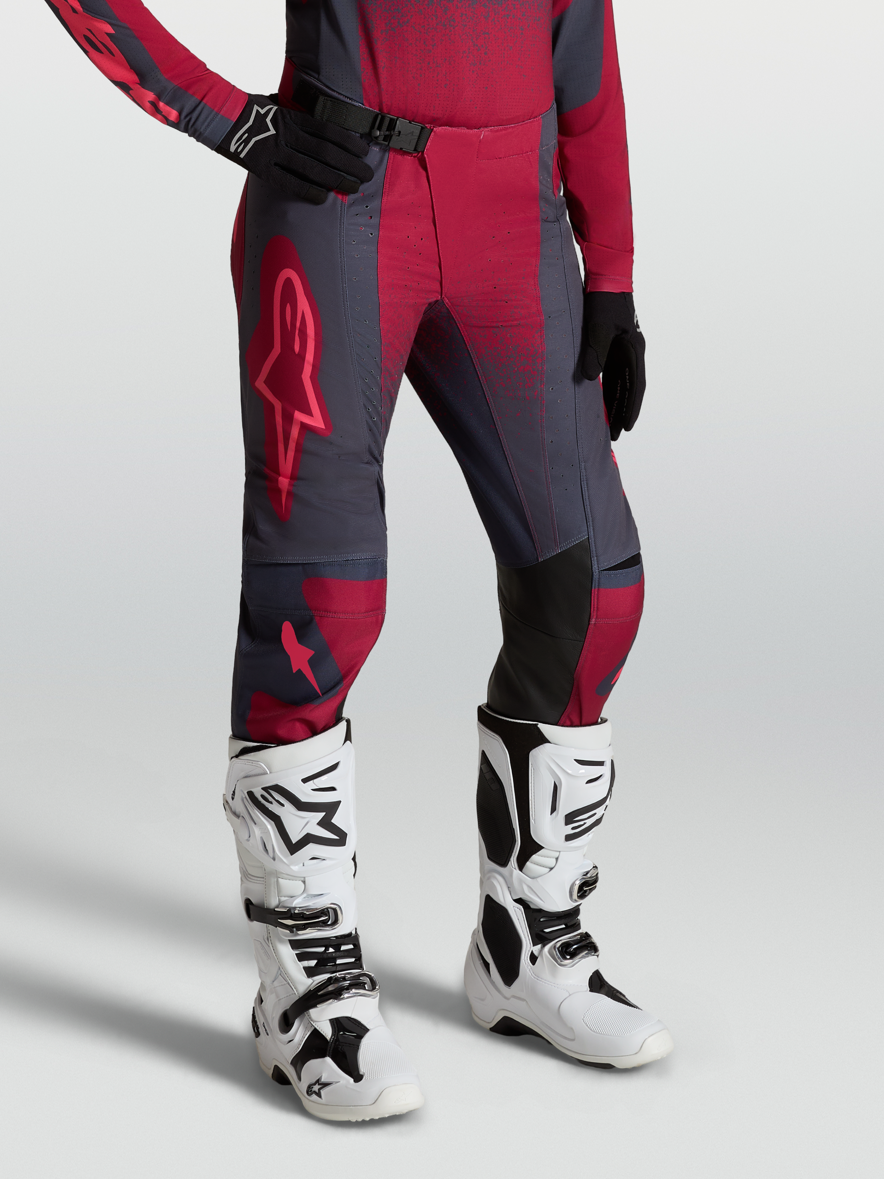 Alpinestars Stella Techstar Swan, damskie spodnie motocrossowe, czerwone i ciemnoszare, białe buty Tech 10.