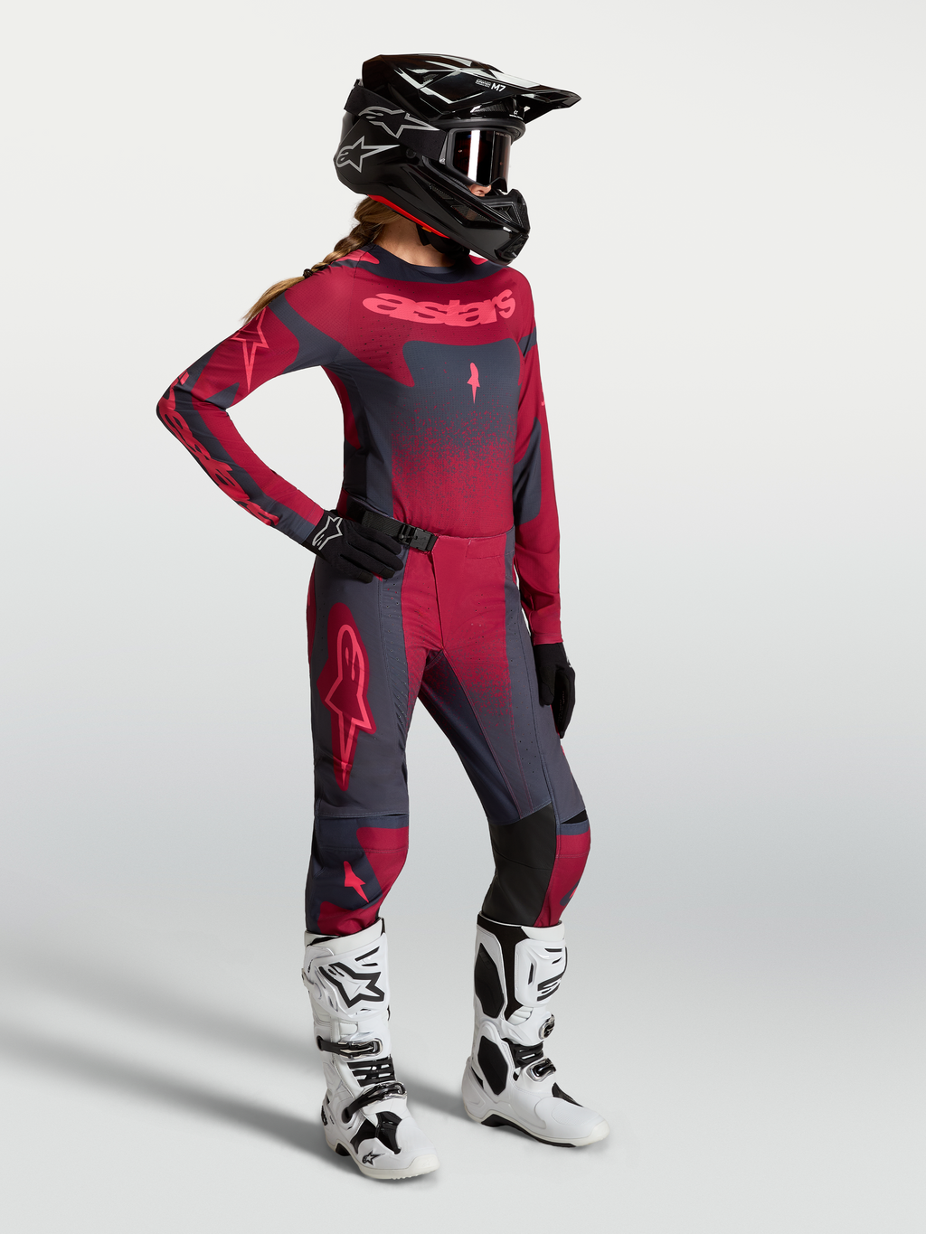 Koszulka Alpinestars Stella Techstar Swan, damska koszulka motocrossowa, karmazynowa i ciemnoszara, na modelce.