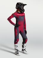 Koszulka Alpinestars Stella Techstar Swan, damska koszulka motocrossowa, karmazynowa i ciemnoszara, na modelce.