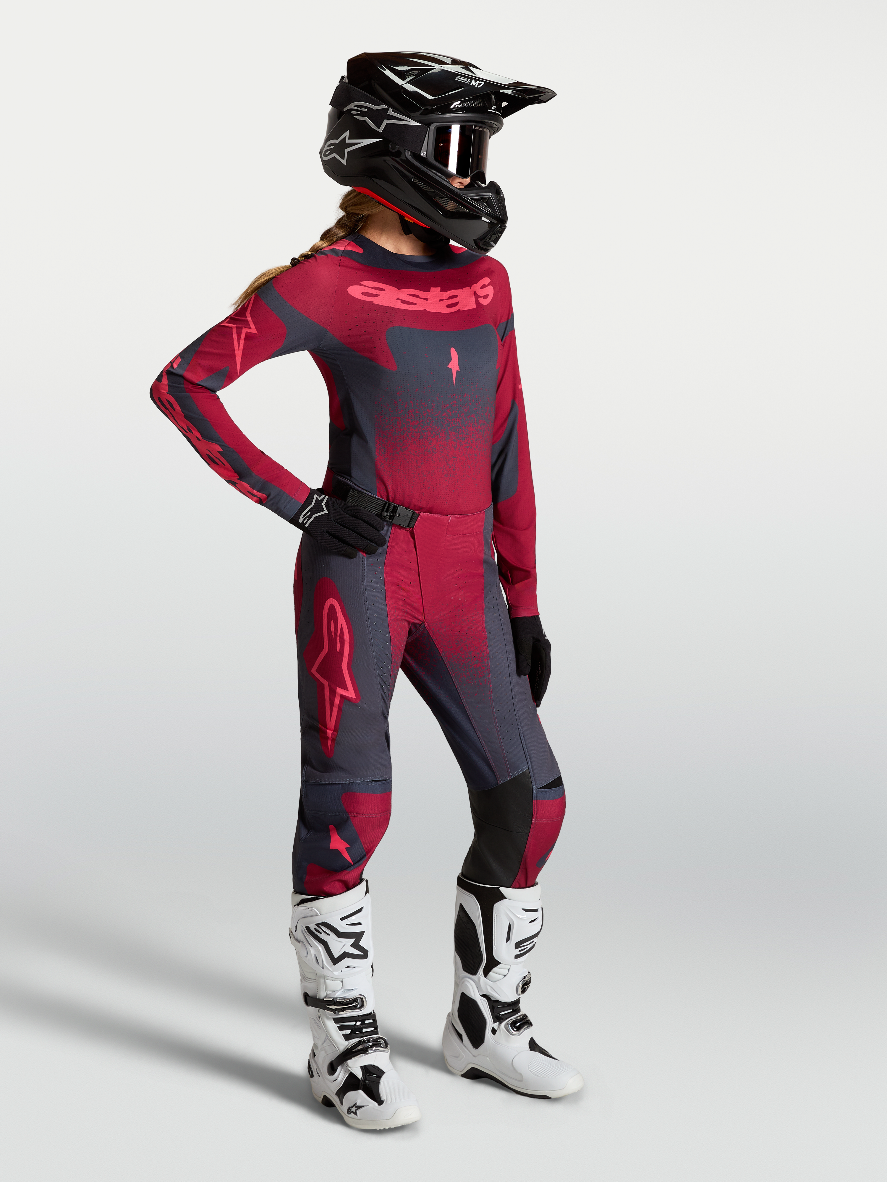 Koszulka Alpinestars Stella Techstar Swan, damska koszulka motocrossowa, karmazynowa i ciemnoszara, na modelce.