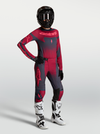 Alpinestars Stella Techstar Swan, damski zestaw motocrossowy i koszulka, karmazynowy i ciemnoszary, białe buty.