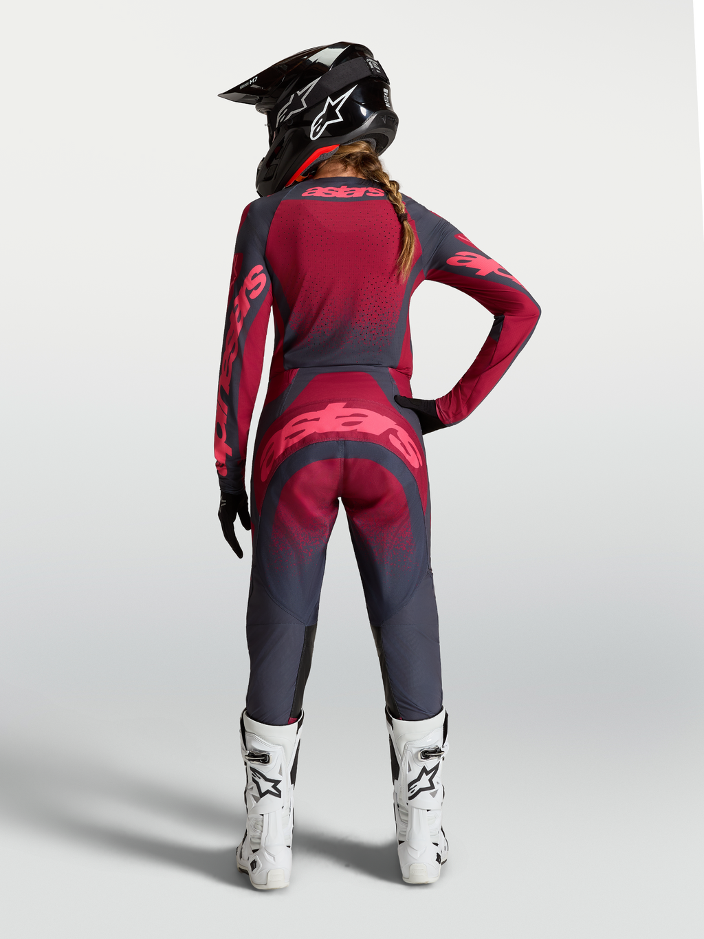 Koszulka Stella Techstar Swan, damska koszulka motocrossowa MX, czerwona i ciemnoszara, widok od tyłu na modelce, wentylowany materiał i sportowy krój.