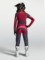 Koszulka Stella Techstar Swan, damska koszulka motocrossowa MX, czerwona i ciemnoszara, widok od tyłu na modelce, wentylowany materiał i sportowy krój.