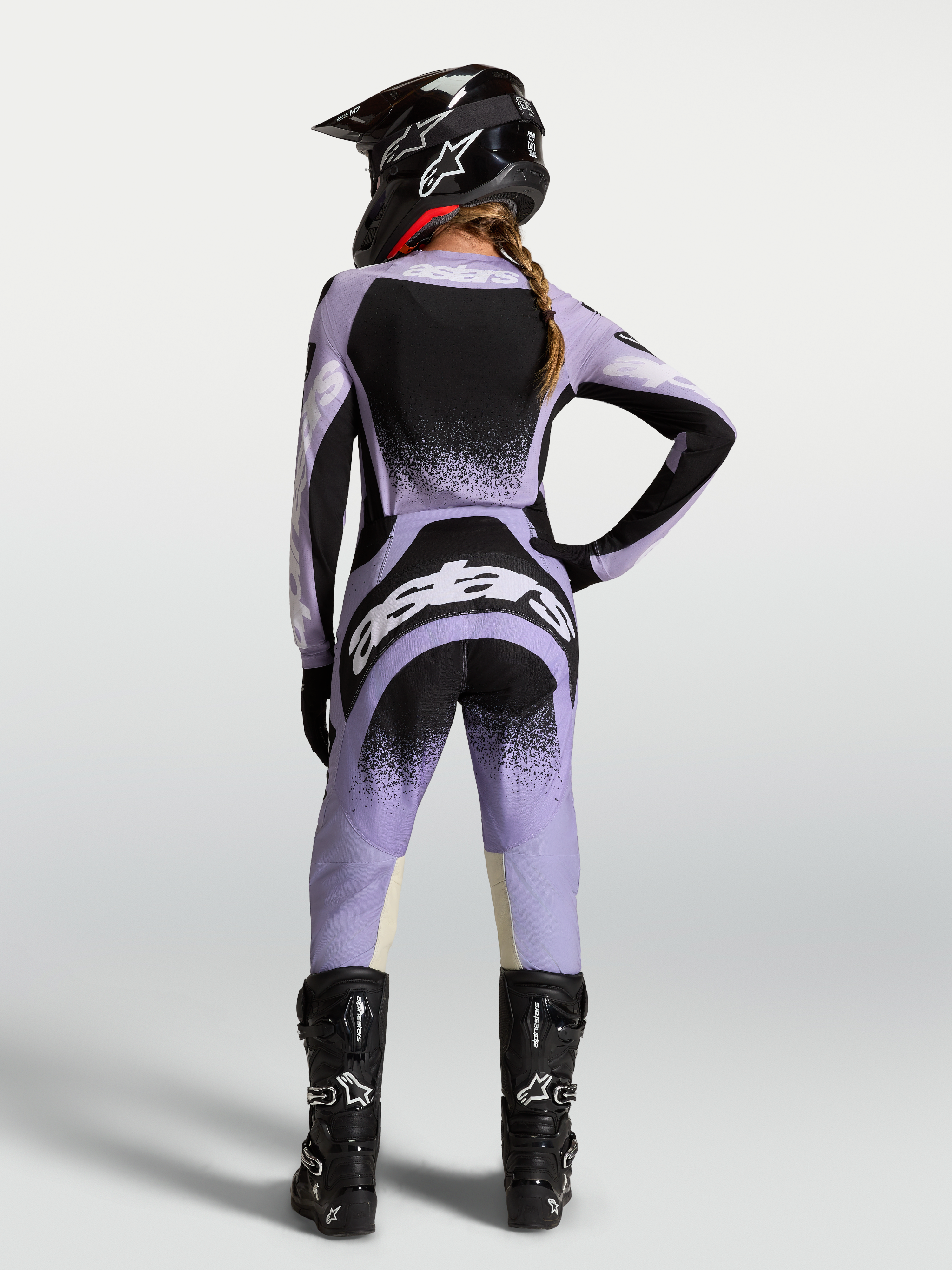 Alpinestars Stella Techstar Swan, koszulka i zestaw damski do motocrossu, jasnofioletowy i czarny, widok od tyłu na modelu prezentujący sportowy krój.