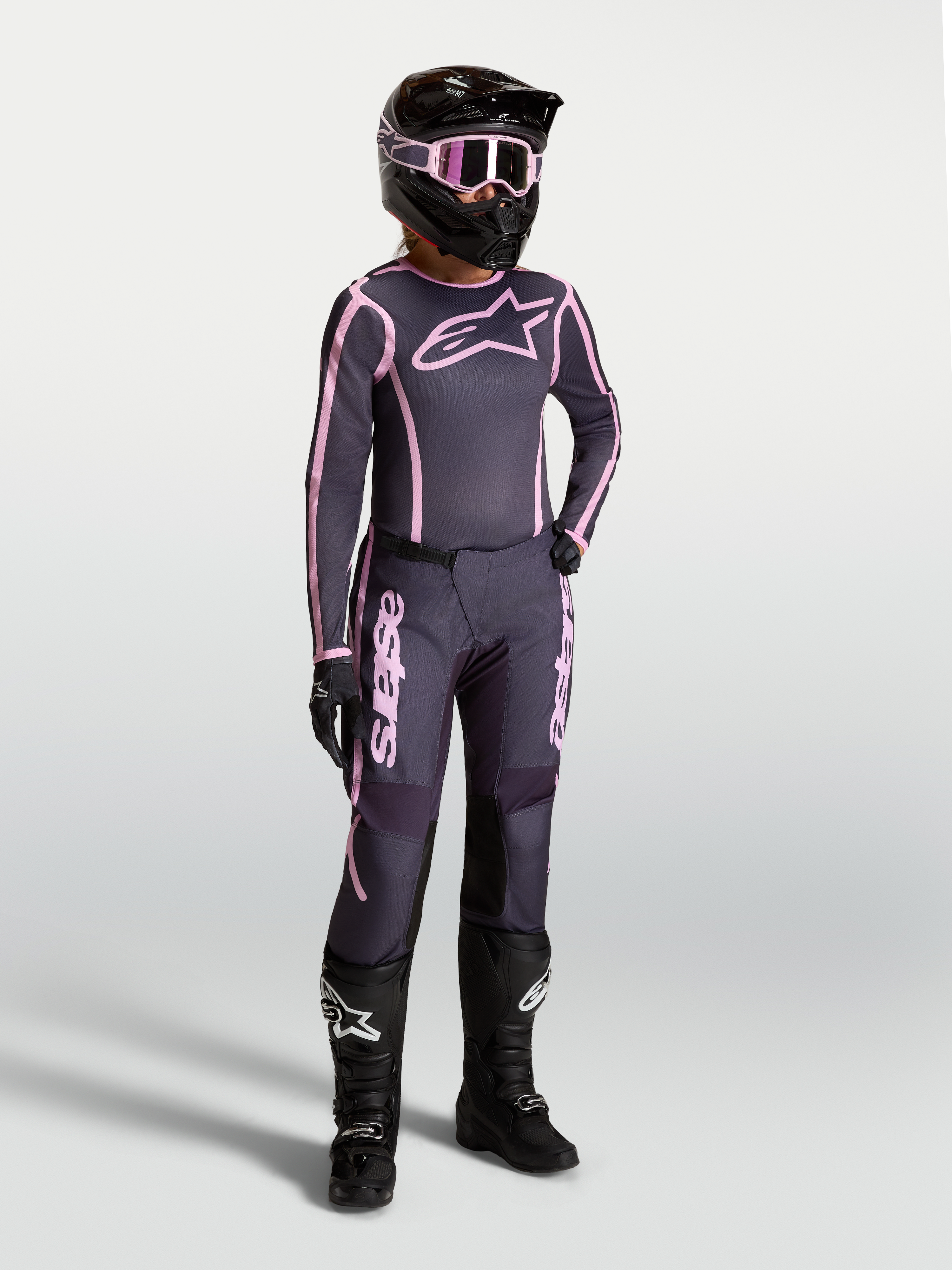 Alpinestars Stella Fluid Apex V2, damskie spodnie i koszulka motocrossowe, szare i różowe, profesjonalna odzież off-road.