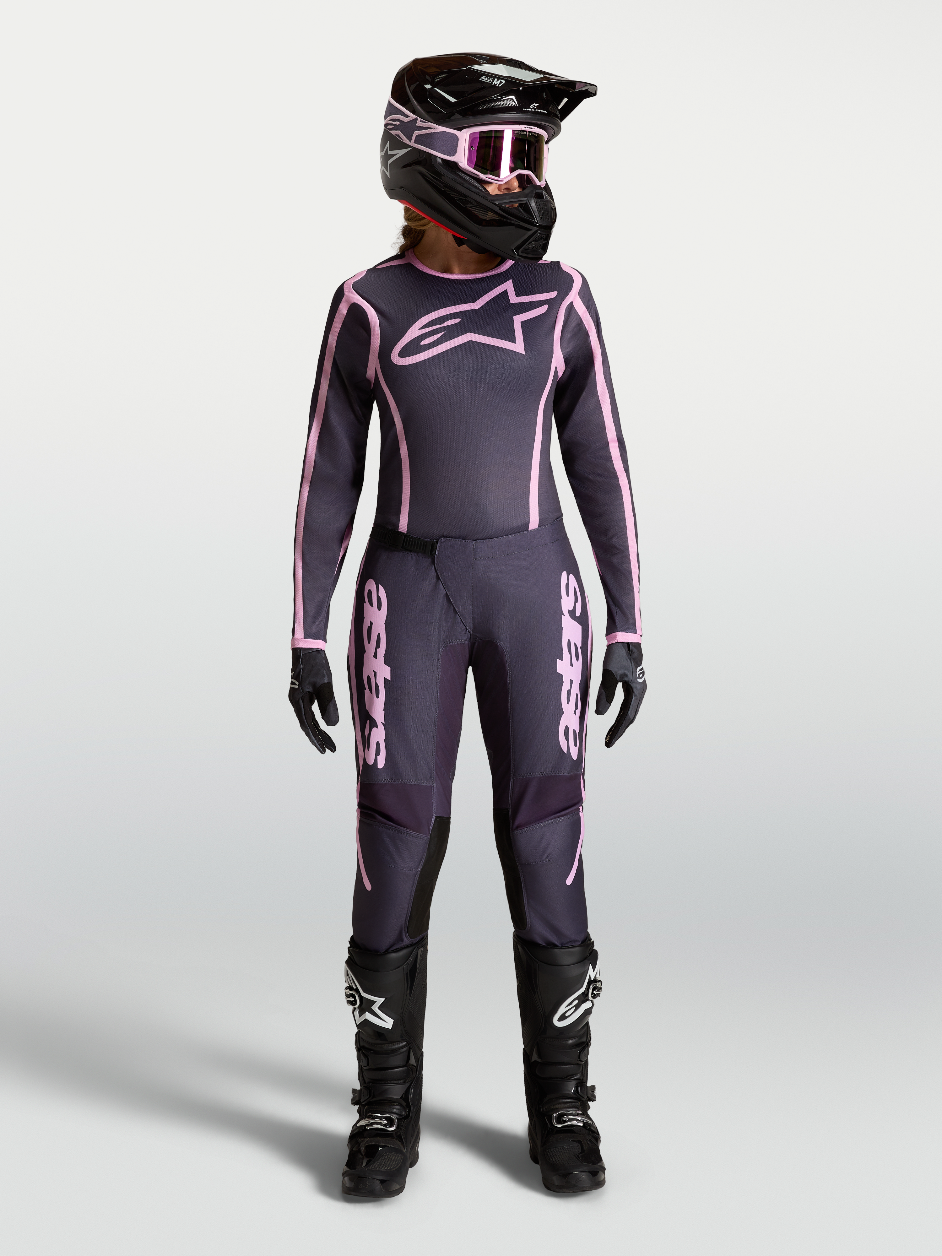 Spodnie Alpinestars Stella Fluid Apex V2, damska odzież motocrossowa, szare i różowe, w komplecie z kaskiem i koszulką